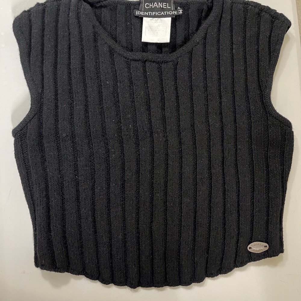 CHANEL Black Ribbed Knit Cropped Top